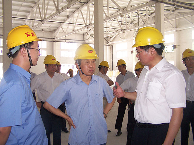 2009年7月20日，張家港市委書記黃欽來我公司進行高溫慰問及夏季安全生產檢查