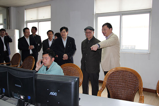 2013年4月20日，中國科學院朱兆良院士參觀集團核心企業(yè)華昌化工調(diào)度室