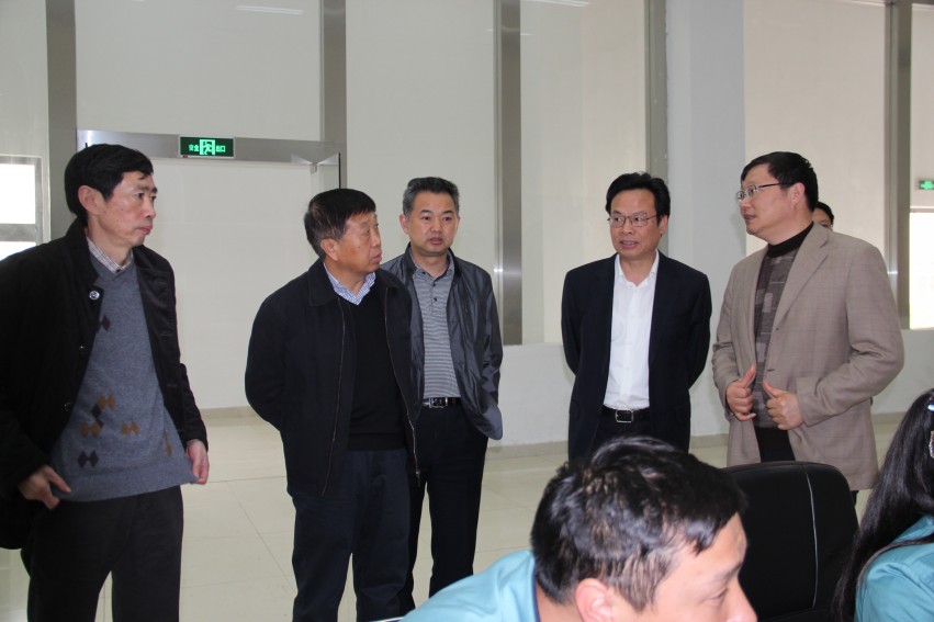 2015年4月16日下午，張家港市委書記姚林榮，市委常委、保稅區(qū)黨工委副書記、管委會(huì)副主任、金港鎮(zhèn)黨委書記卞東方等領(lǐng)導(dǎo)來華昌化工，就公司新項(xiàng)目進(jìn)行調(diào)研。朱郁健、路江、胡波等領(lǐng)導(dǎo)陪同姚書記一行參觀了氣化主控室和多元醇主控室。
