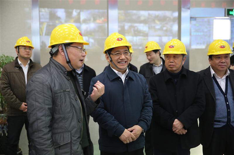 2015年12月30日下午，蘇州市副市長(zhǎng)徐美健帶領(lǐng)消防、安監(jiān)等部門的負(fù)責(zé)人來華昌化工進(jìn)行節(jié)前安全生產(chǎn)檢查工作。