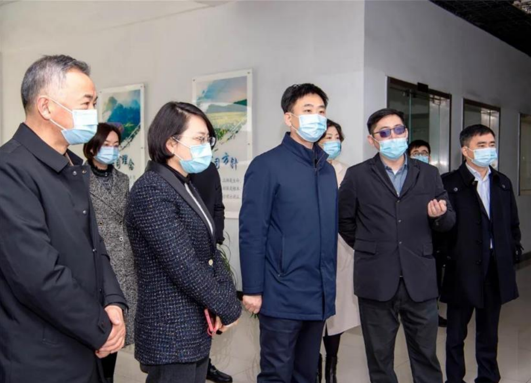2022年2月9 日上午，市委副書記、市長(zhǎng)蔡劍峰一 行來到江蘇七洲綠色化 工股份有限公司